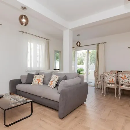 Villa Vikk In Makarska By Guide Drvenik (Split-Dalmatia)