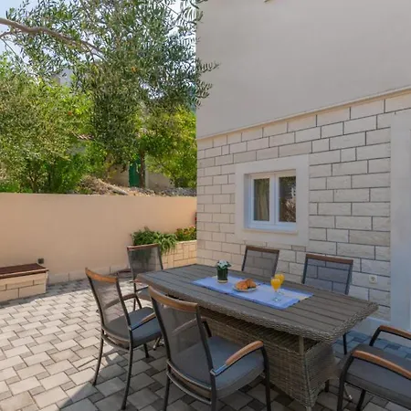 Villa Vikk In Makarska By Guide