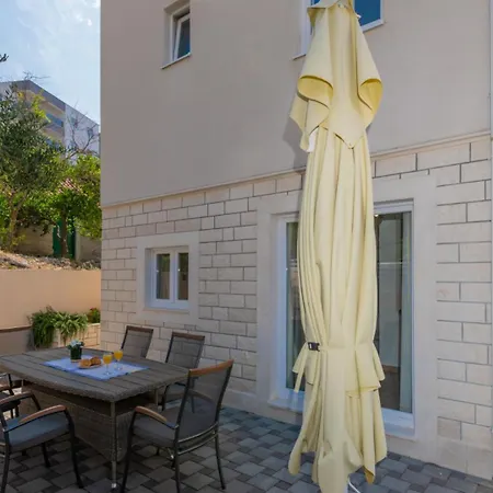 Vikk In Makarska By Guide ドルヴェニク