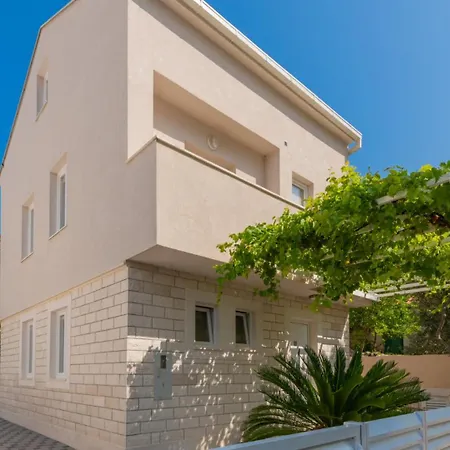 Villa Vikk In Makarska By Guide *