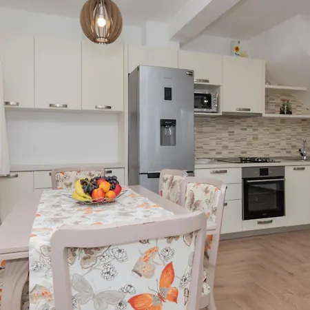 Villa Vikk In Makarska By Guide